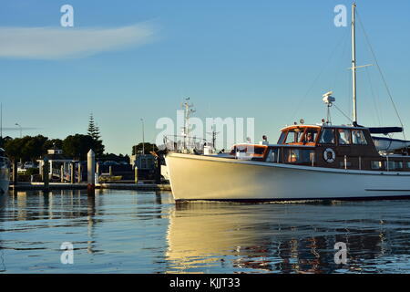 Große vintage Motorboot eingabe Marina im Abendlicht. Stockfoto