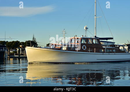 Große vintage motor yacht Eingabe Marina im Abendlicht. Stockfoto