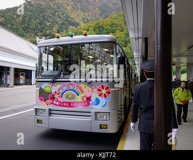 Nagano, Japan - Nov 4, 2017. Ein Bus hält an der Station in Nagano, Japan. Nagano Präfektur ist ein Binnenland und grenzt es mehr als alle anderen Präfekturen Stockfoto