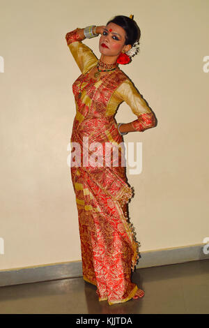 Indisches Mädchen in traditioneller Assameser Bihu-Kleidung, Pune, Maharashtra. Stockfoto