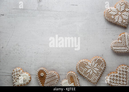 Weihnachten oder Valentinstag Herz mit Ornamenten auf weissem Hintergrund. Stockfoto