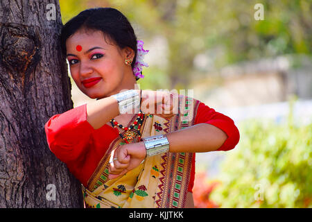 Assamesisch Mädchen in traditionellen Trachten posieren. Bihu Tanz, Pune, Maharashtra. Stockfoto