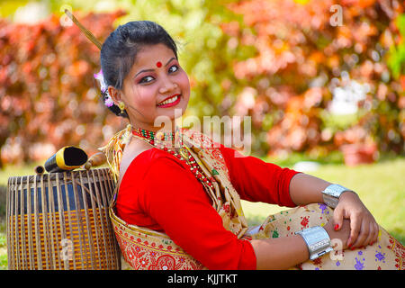 Assamesisch Mädchen in traditioneller Kleidung mit einem Dhol (Trommel), Pune, Maharashtra posieren. Stockfoto