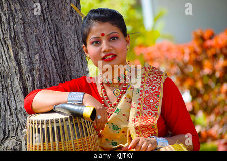 Assamesisch Mädchen in traditioneller Kleidung mit einem Dhol (Trommel), Pune, Maharashtra posieren. Stockfoto