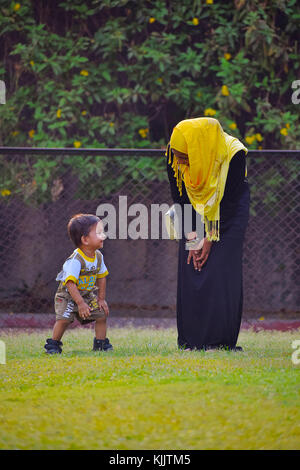 Cute Baby spielt mit Mama im Garten, Pune, Maharashtra. Stockfoto