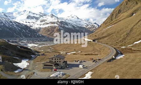 Lukmanier Pass im frühen Frühjahr Luftaufnahme Stockfoto