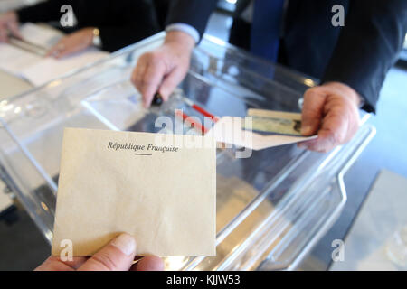 Wahlkabine in Frankreich. Hand fallenlassen Stimmzettel. Frankreich. Stockfoto