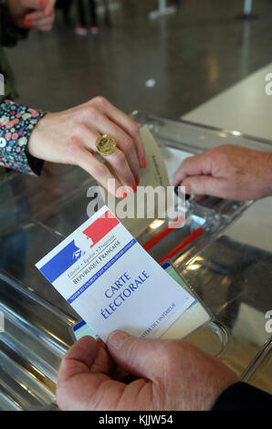 Wahlkabine in Frankreich. Hand fallenlassen Stimmzettel. Frankreich. Stockfoto