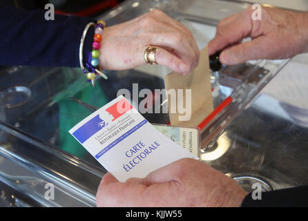 Wahlkabine in Frankreich. Hand fallenlassen Stimmzettel. Frankreich. Stockfoto