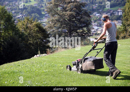 Mann, den Rasen zu mähen. Frankreich. Stockfoto