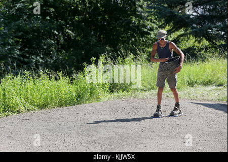 Gardner das Einpflanzen von Grassamen. Frankreich. Stockfoto