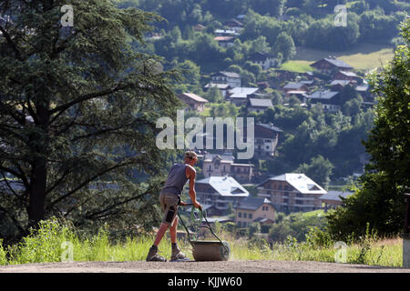 Gardner das Einpflanzen von Grassamen. Frankreich. Stockfoto