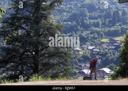 Gardner das Einpflanzen von Grassamen. Frankreich. Stockfoto