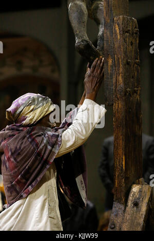 Ostern Freitag Leidenschaft Feier in Notre Dame du Travail katholische Kirche, Paris. Treu am Fuße des Heiligen Kreuzes. Frankreich. Stockfoto