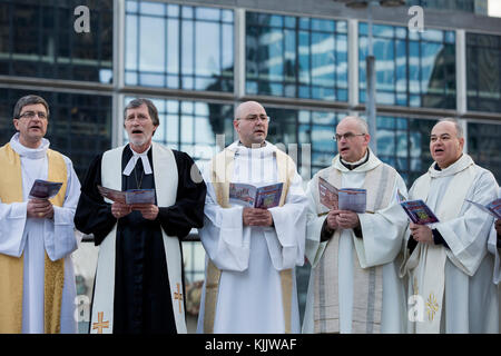 Ökumenischen Gebetstreffen in der Morgendämmerung am Ostersonntag in Paris-La Defence, Frankreich. Stockfoto