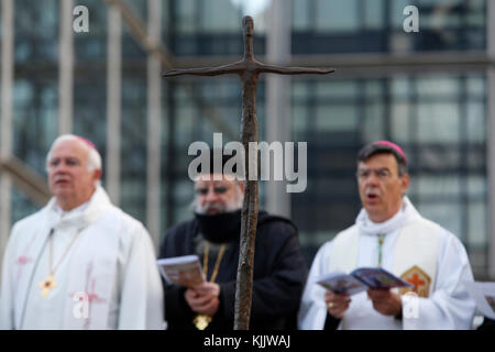 Ökumenischen Gebetstreffen in der Morgendämmerung am Ostersonntag in Paris-La Defence, Frankreich. Stockfoto