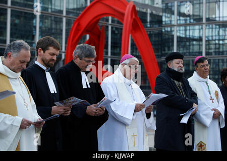 Ökumenischen Gebetstreffen in der Morgendämmerung am Ostersonntag in Paris-La Defence, Frankreich. Stockfoto