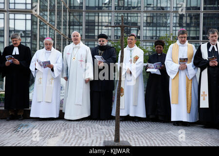 Ökumenischen Gebetstreffen in der Morgendämmerung am Ostersonntag in Paris-La Defence, Frankreich. Stockfoto