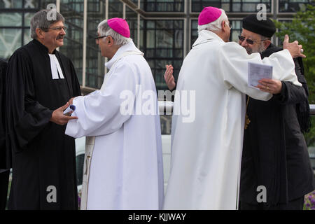 Ökumenischen Gebetstreffen in der Morgendämmerung am Ostersonntag in Paris-La Defence, Frankreich. Stockfoto