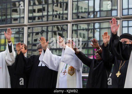 Ökumenischen Gebetstreffen in der Morgendämmerung am Ostersonntag in Paris-La Defence, Frankreich. Stockfoto