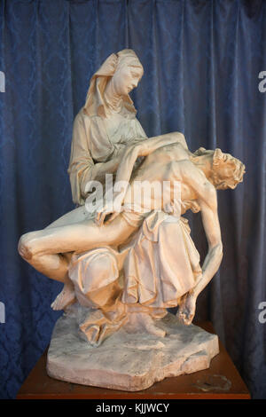 St Leonard's katholische Kirche, Honfleur, Frankreich. Pieta Statue. Stockfoto