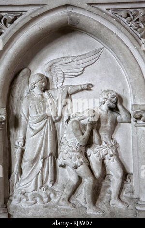 Die katholische Kirche St. Martin, Villers sur Mer, Frankreich. Erleichterung. Adam und Eva aus dem Himmel vertrieben. Stockfoto