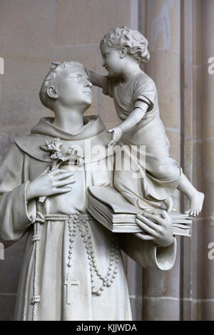 Die katholische Kirche St. Martin, Villers sur Mer, Frankreich. Der hl. Antonius Statue. Stockfoto