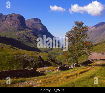 Herbst in den Pass von Glencoe mit den beiden Schwestern von Glencoe auf der linken Seite, vom Gipfel des Pass, Glencoe, West Highlands Stockfoto