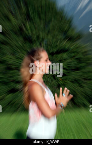 Verschwommene Bewegung der jungen Frau mit Yoga. Frankreich. Stockfoto