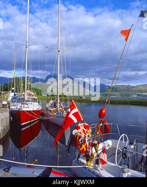 Bunte Yachten auf dem Caledonian Canal in Corpach mit Ben Nevis in Distanz, Inverness-shire Stockfoto