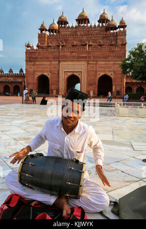 Qawali Musiker, die in den Innenhof Fatehpur Sikri Jama Masjid (Große Moschee), Fatehpur Sikri. Indien. Stockfoto