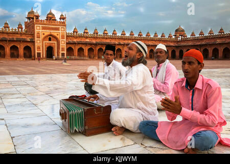 Qawali Musiker, die in den Innenhof Fatehpur Sikri Jama Masjid (Große Moschee), Fatehpur Sikri. Indien. Stockfoto