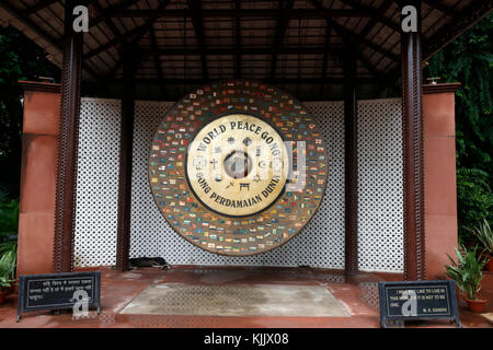 Gandhi Smriti früher als Birla House oder Birla Bhavan genannt, ist ein Museum, Mahatma Gandhi gewidmet. World Peace Gong. Delhi. Indien. Stockfoto