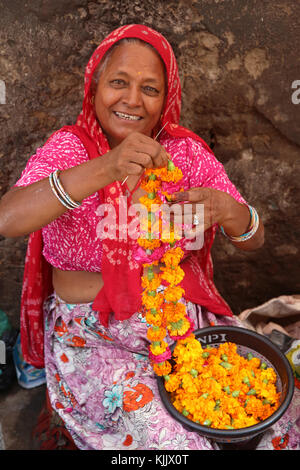 Indische Frau, die Girlanden in Ajmer, Indien. Stockfoto