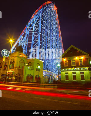 Nacht der Big One eine riesige Achterbahn am Pleasure Beach, South Shore, Blackpool, Lancashire, England Stockfoto