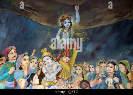 Gemälde der Darstellung Hindu Gott Krishna anheben Goverdan Hill. Vrindavan. Indien. Stockfoto