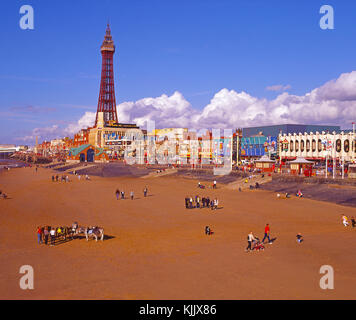 Auf den Strand und das Meer mit dem berühmten Turm in der Sicht vom Central Pier, Blackpool, Lancashire Stockfoto