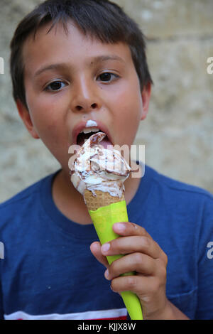 Junge essen ein Eis. Stockfoto