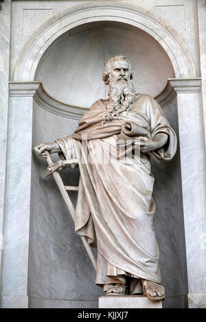 Kirche St. Paul vor den Mauern" in Rom. Statue des hl. Paulus. Italien. Stockfoto