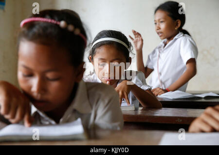 Kambodschanischen Schülerinnen im Klassenzimmer. Battambang. Kambodscha. Stockfoto