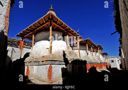 Stupas (chšrten) in Lo-Manthang Dorf, Mustang. Nepal. Stockfoto