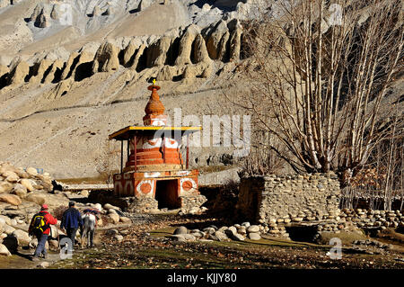 Stupa (chšrten) in der Nähe von Tsarang Dorf, Mustang. Nepal. Stockfoto