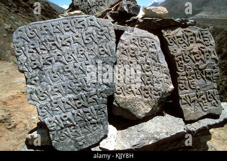 Tibetische Mantras eingravierte Steine entlang der Nepalesischen Wanderwege führen zu den Mount Everest Base Camp. Nepal. Stockfoto