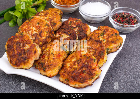 Fleisch Schnitzel mit Gemüse in weiße Platte. studio Foto Stockfoto