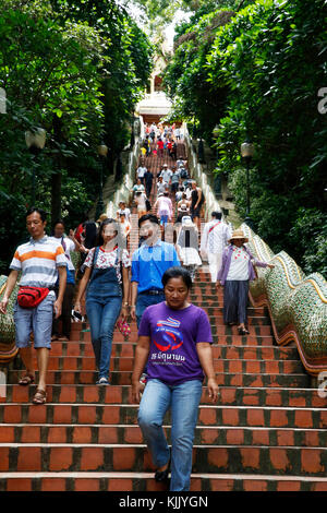 Besucher auf der Treppe von Wat Phra That Doi Suthep, Chiang Mai. Thailand. Stockfoto