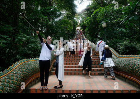 Besucher auf der Treppe von Wat Phra That Doi Suthep, Chiang Mai. Thailand. Stockfoto