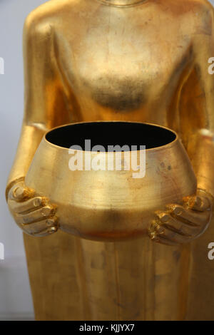 Wat Pathumkhongkha Ratchaworawiharn, Bangkok. Detail einer Statue mit der Darstellung eines Buddha mit Alm Schüssel. Thailand. Stockfoto