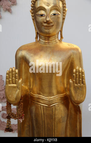 Wat Pathumkhongkha Ratchaworawiharn, Bangkok. Detail eines Buddha Statue in abhaya Körperhaltung. Thailand. Stockfoto