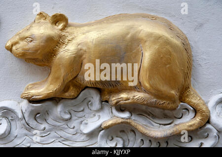 Chinesisches Horoskop Zeichen Skulptur in Wat Chiang, Chiang Mai. Ratte. Thailand. Stockfoto