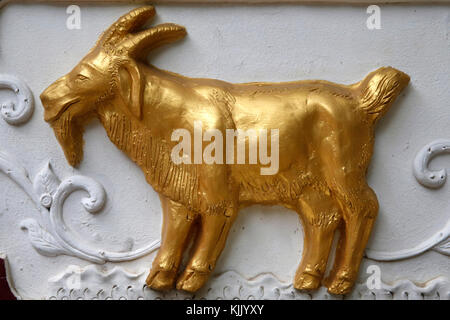 Chinesisches Horoskop Zeichen Skulptur in Wat Chiang, Chiang Mai. Ziege. Thailand. Stockfoto